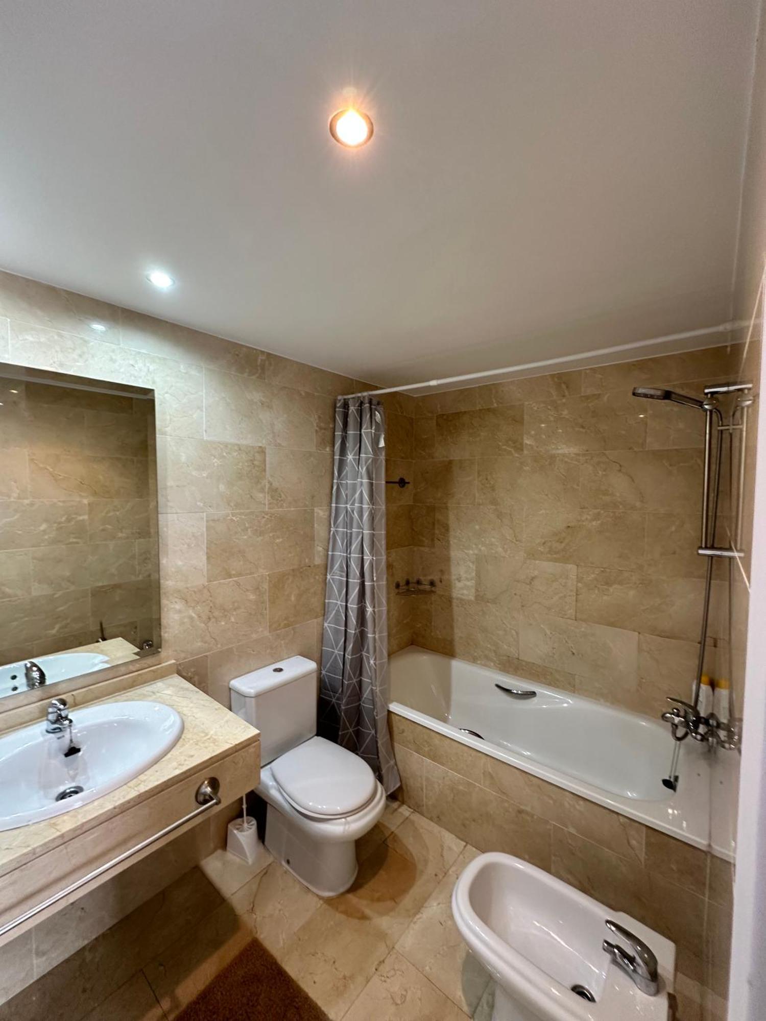 בנידורם Luxurious, Newly-Renovated Large 2-Bedroom Condo By The Beach מראה חיצוני תמונה